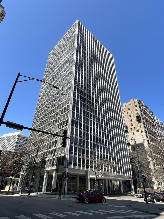 Primary Photo - 2400 N Lakeview Ave