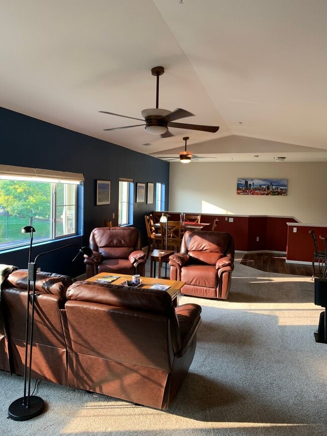 Sun filled top floor condo! - Sun filled top floor condo!