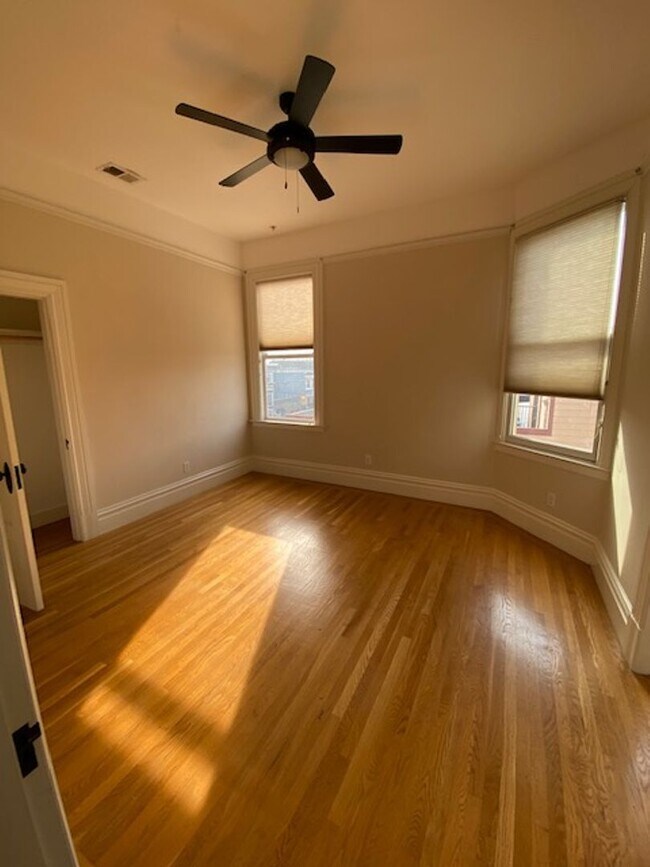 Foto del edificio - Bright and spacious top floor 4br 2ba condo