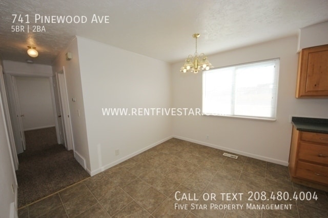 Building Photo - Cozy and Comfortable Home Located in the H...
