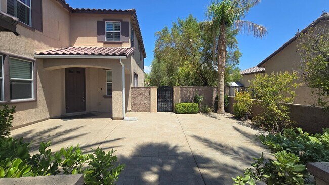 Building Photo - 5 Bedrooms, 7 garages, with a backyard to ...