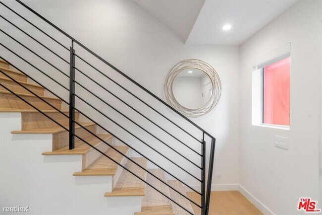 Building Photo - 3 br, 3.5 bath Townhome - 7152 Willoughby ...