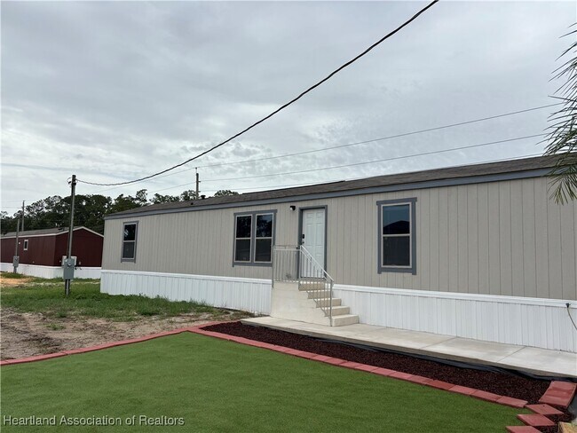 Foto del edificio - 2450 Hammock Rd