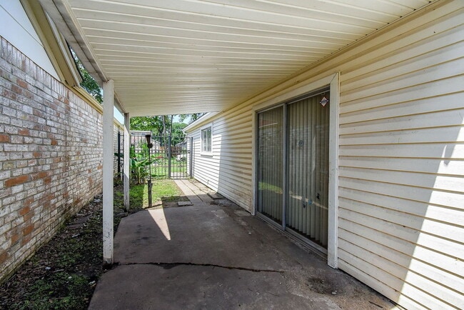 Building Photo - 11366 Oakcenter Dr
