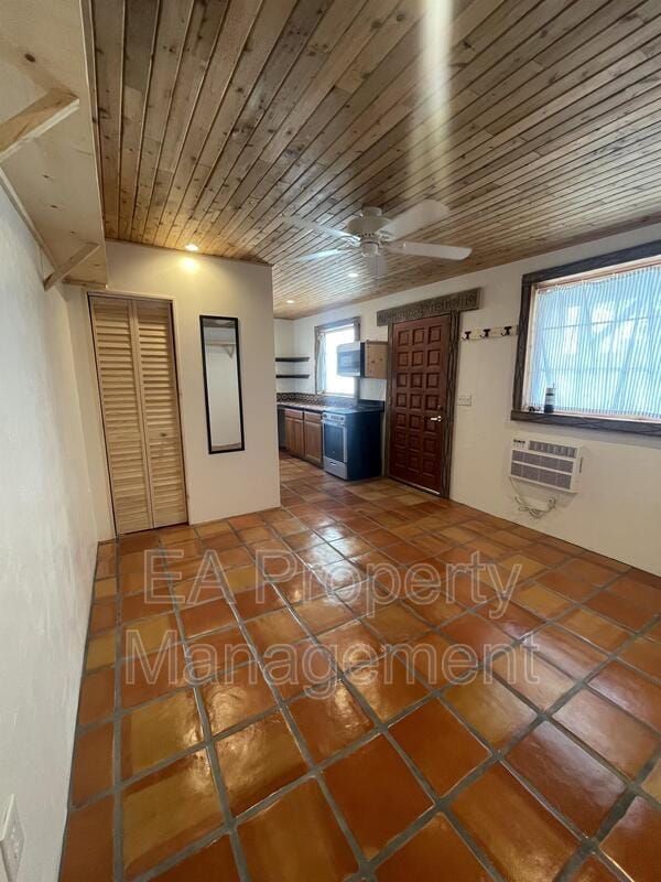 Building Photo - 801 1/2 Princeton Dr SE