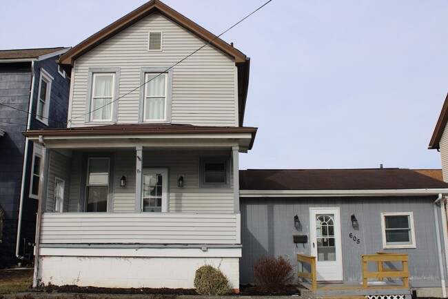 Building Photo - 3 bedroom Single Family Home