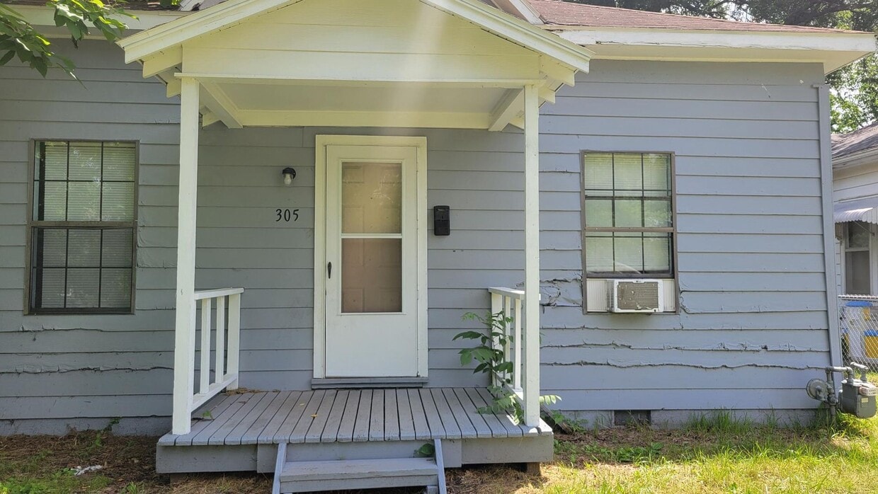 Primary Photo - 2 bedroom 1 bath- New paint and refinished...