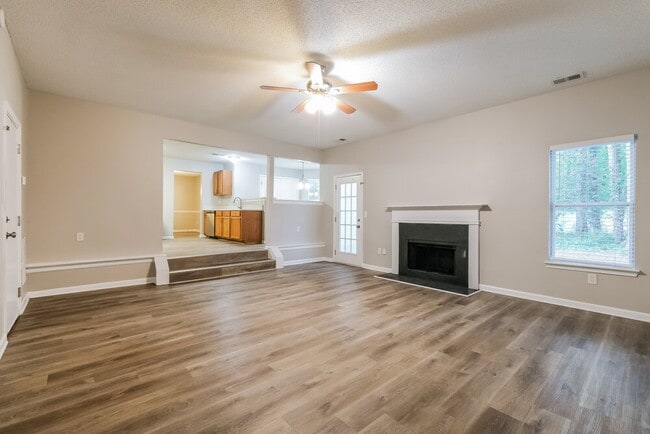 Building Photo - 146 Edison Dr
