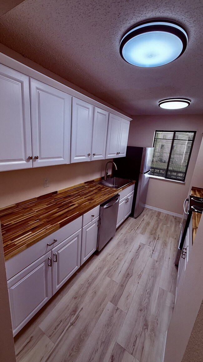 Foto del edificio - 6519 W Newberry Rd
