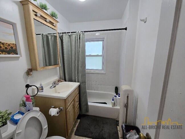 Foto del edificio - Large Duplex - Off-Street Parking - Centra...