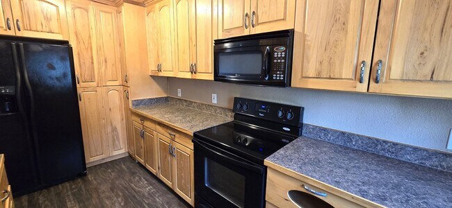 Foto del edificio - 2 Bedroom, 1.5 Bathroom, 1 Car Garage For Rent In The 4-J Subdivision