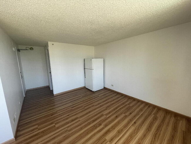Building Photo - HAWAIIAN MONARCH sec, hotel room w/refrig