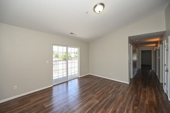 Building Photo - Beautiful 3 Bedroom Condo in Amazing Locat...