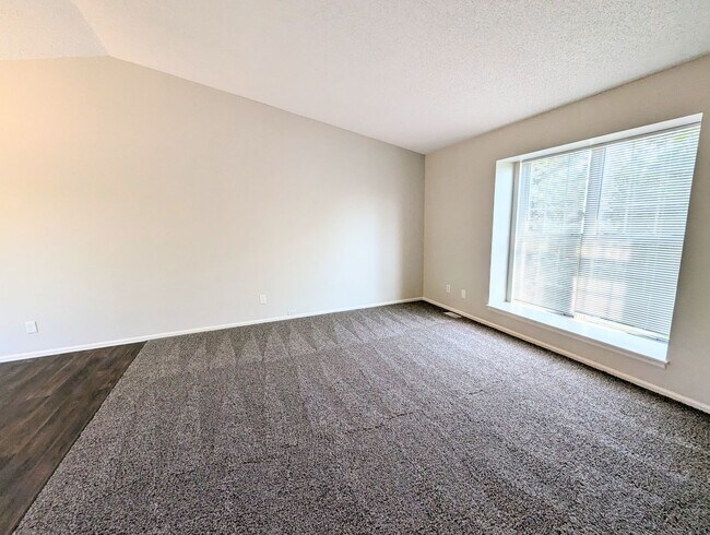 Building Photo - Beautiful 3 bed 2 bath home - Ready Now!