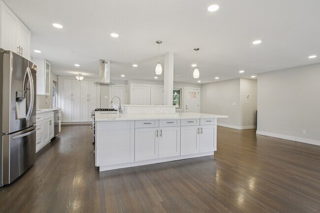 Building Photo - 6660 E Nevada Pl