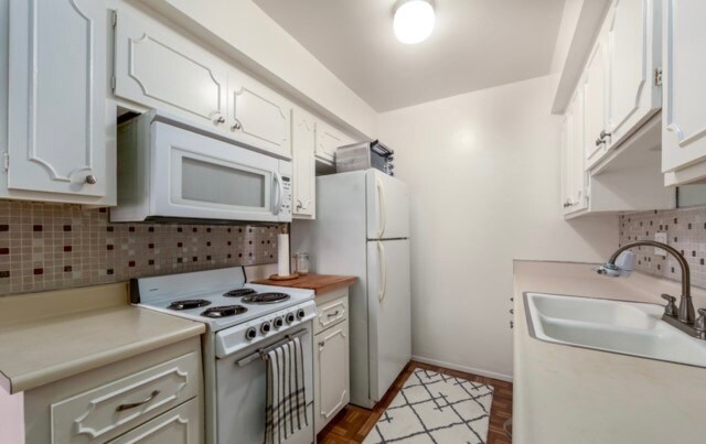 Kitchen with electric stove and microwave - 335 Cedar Ave