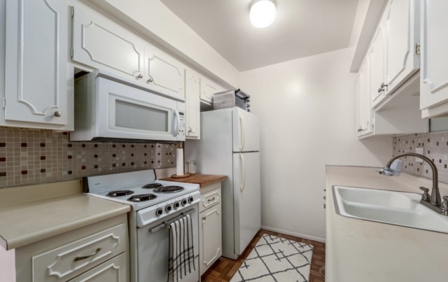 Kitchen with electric stove and microwave - 335 Cedar Ave
