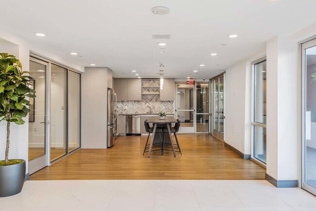Foto del edificio - 453 S Kenmore Ave
