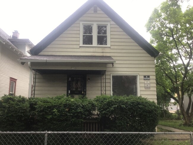 Foto del edificio - 3 bedroom single family home with detached garage