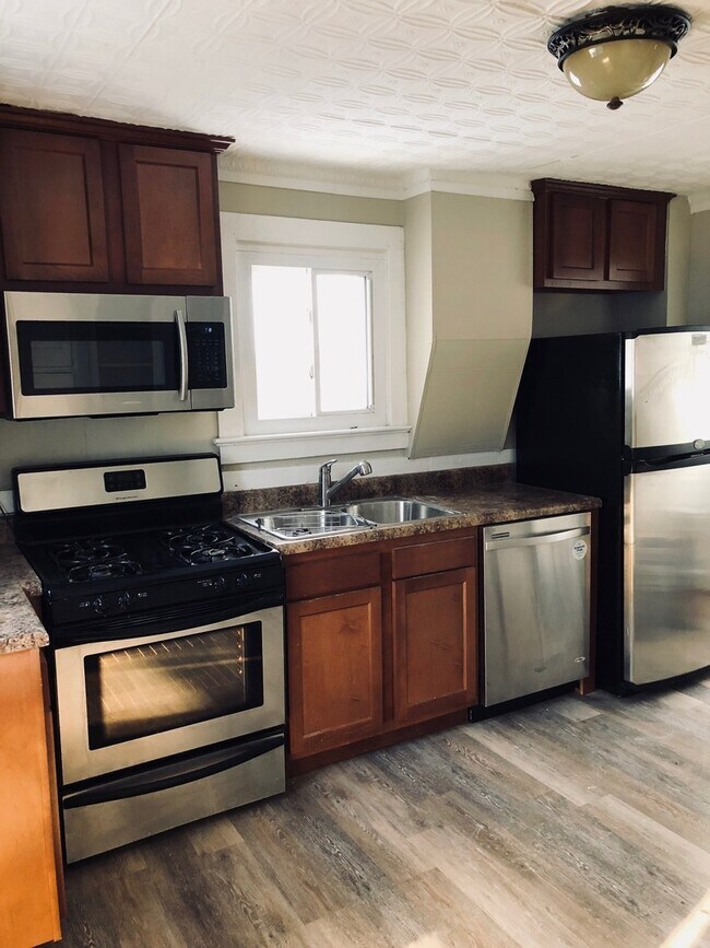 Building Photo - 4 Bedroom 2 Bath South Wedge, Close to U o...