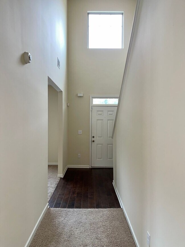 Building Photo - Spacious, Immaculate 4 Bed/2.5 Bath Home i...