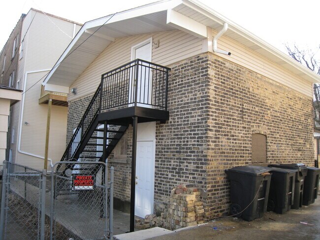 Foto del edificio - RARE studio in Bucktown that always rents quickly! Free Laundry! Included Internet!