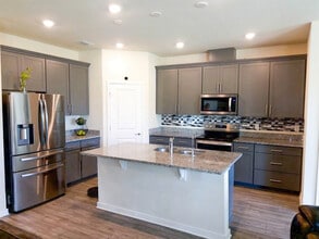 Building Photo - 3025 Green Park Dr