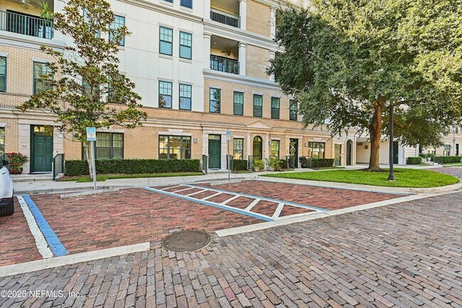 Foto del edificio - 1661 Riverside Ave