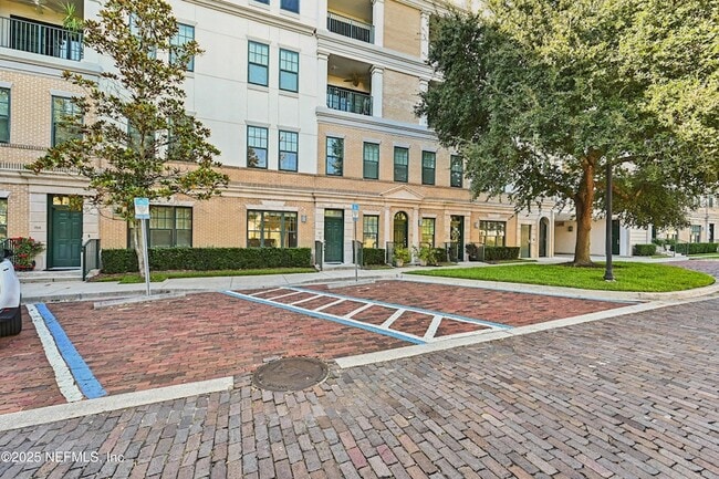 Building Photo - 1661 Riverside Ave