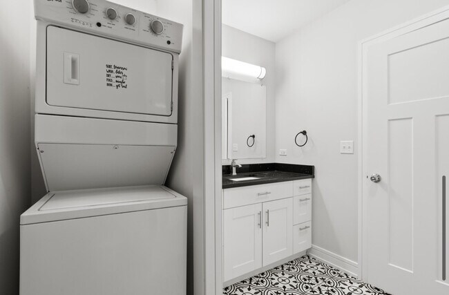 Building Photo - 1321 S Lawndale Ave