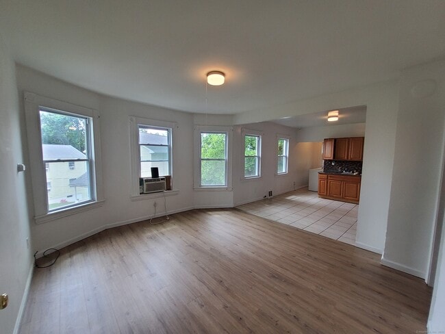 Building Photo - 93 Dikeman St