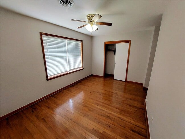 Building Photo - 206 Midway Dr