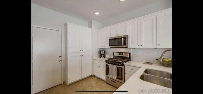 Building Photo - 11667 Compass Point Dr N