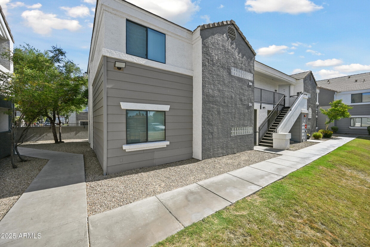 Primary Photo - 3065 N 67th Ave