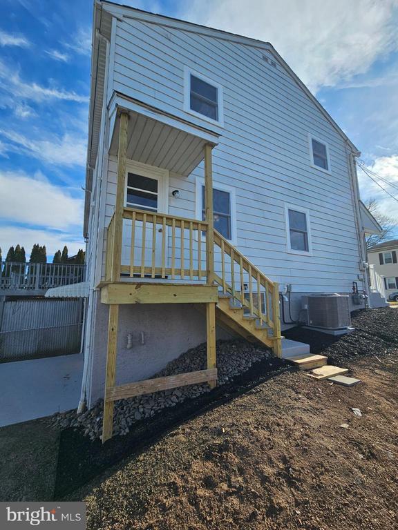 Building Photo - 301 E 4th St