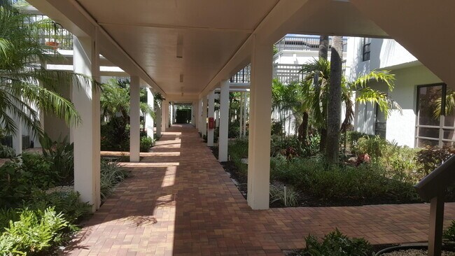 Foto del edificio - 830 Greensward Ct
