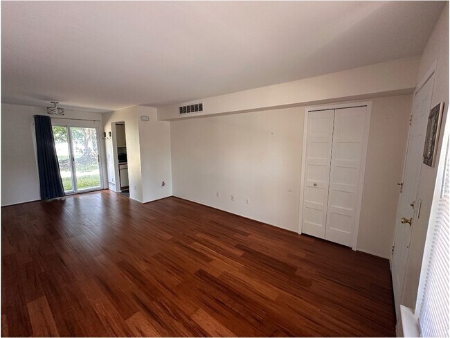 Foto del edificio - 1642 Emerson Cir