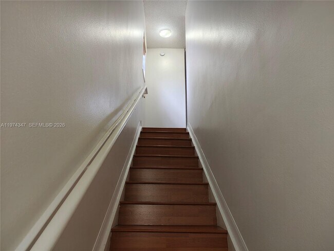 Foto del edificio - 2409 Centergate Dr