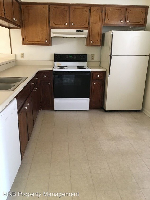 Primary Photo - 1111 East Dr