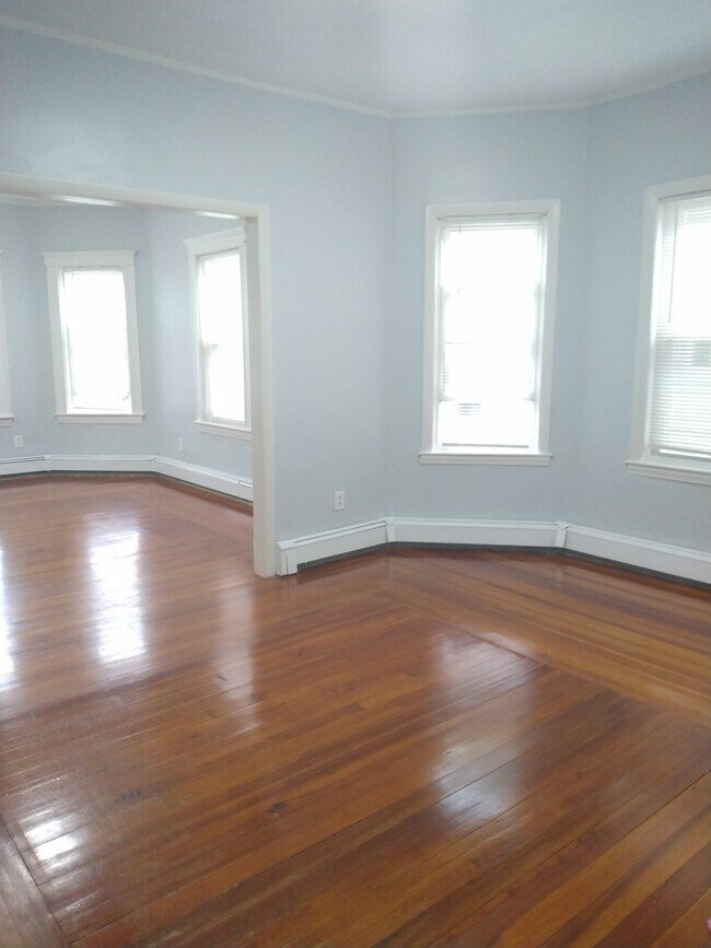 Building Photo - 123 4th St