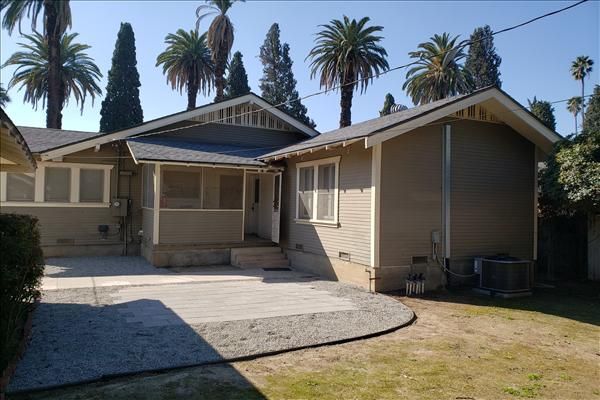 Building Photo - Desired Wood Street Home