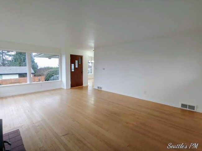 Building Photo - Stunning Water Views Home in Coveted Richm...