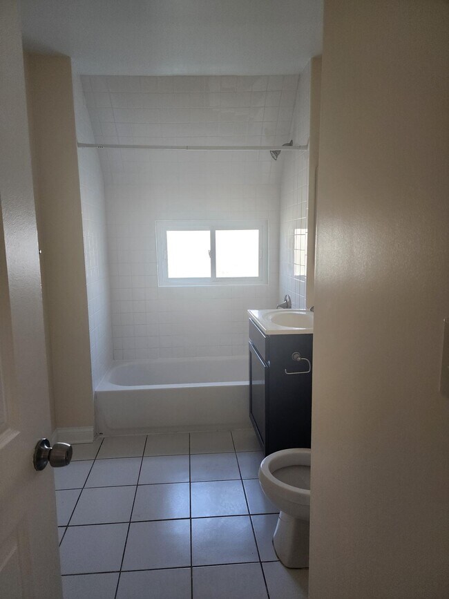 Foto del edificio - 1921 Darrow Ave