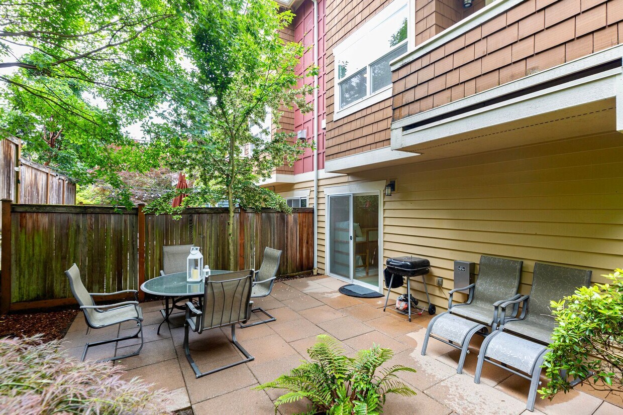 Primary Photo - Great Townhome for rent