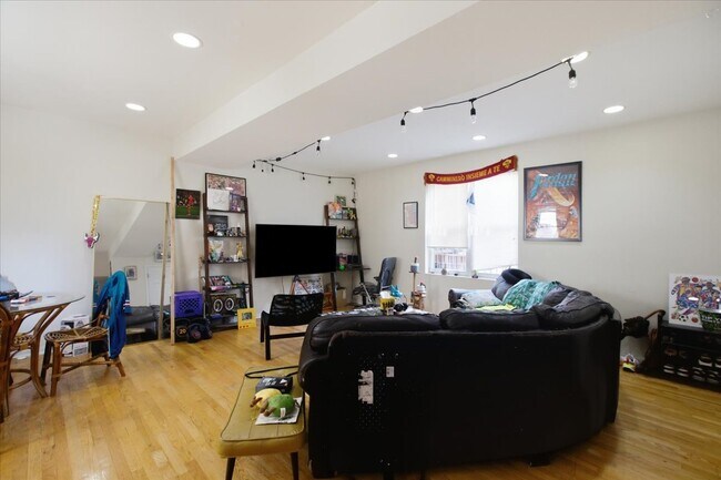 Foto del edificio - 518 N May St