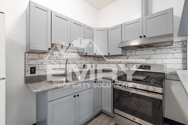 Building Photo - 942 S Gerhart Ave