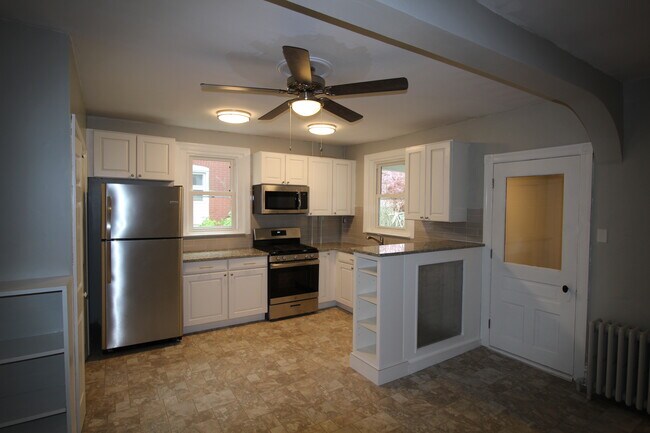 Building Photo - 418 S 9th St