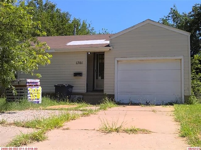 Building Photo - 1701 E Oak Ave