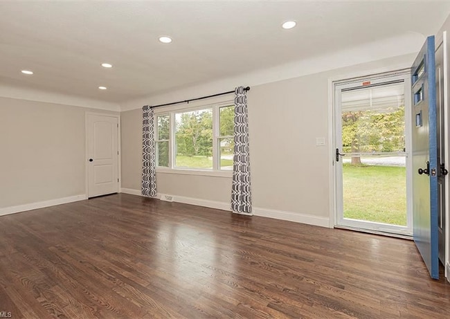 Building Photo - 10693 Beechwood Dr