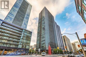 Building Photo - 110 Charles St E